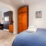 Gorgeous Town Centre Apt With Courtyard Garden