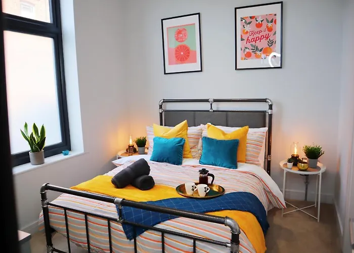Trendy Urban Industrial Apartment - Great Location - Parking - Fast Wifi - Smart Tv - Beautiful 2 Double Bedroom Apartment Sleeps Up To 4!