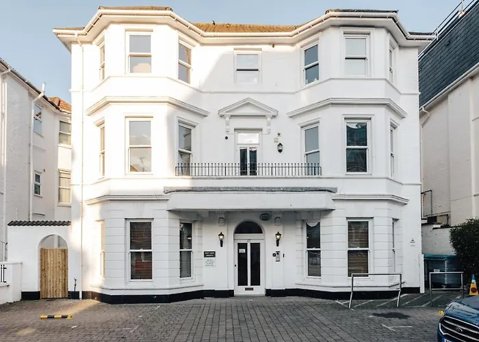Spacious 2 Bedroom Flat Near Beach And Town Centre