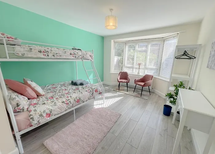 Large 3 Bedroom & 2 Bath - Ground Floor With Parking