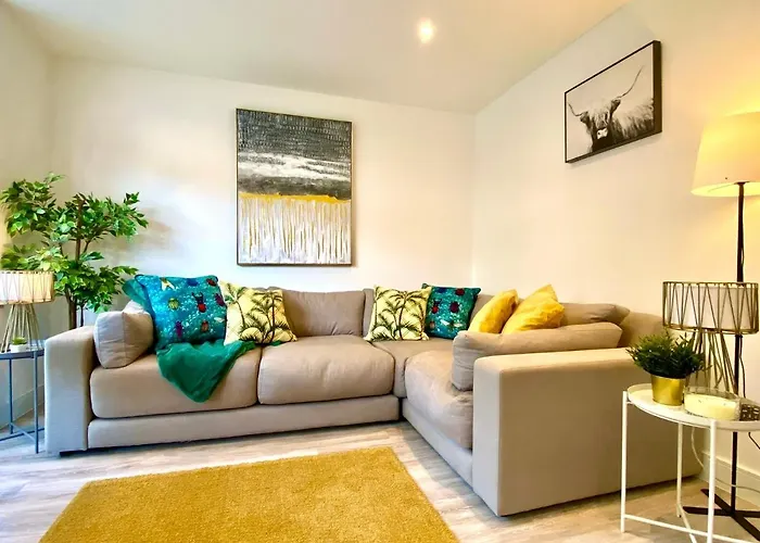 Brand New 2022 Beautiful & Stylish 2 Bedroom Apartment! - 5 Minute Walk To The Best Beach! - Great Location - Free Parking - Fast Wifi - Smart Tv - Sleeps Up To 4! Close To Bournemouth & Poole Town Centre & Sandbanks
