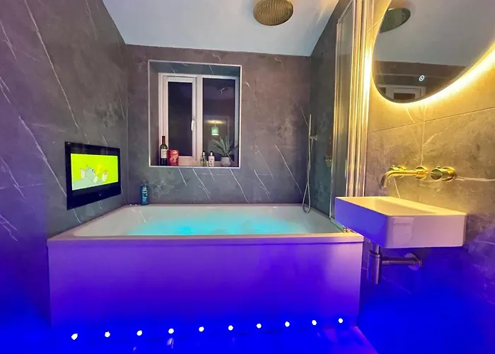The Lansdowne Hideaway - Brought To You By Coastline Retreats - Newly Refurbished Town Centre, Close To Beach, Large Jet Bath With Tv, Netflix, Swing And Parking Included