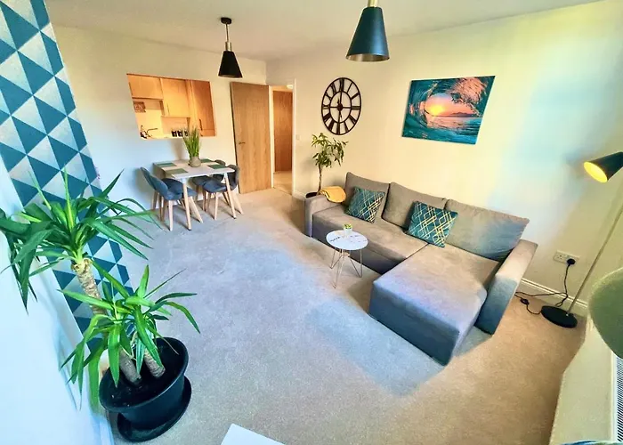 A Stylish Retreat - Super King Bed - Heart Of Town Centre - 5 Mins Stroll To Beach