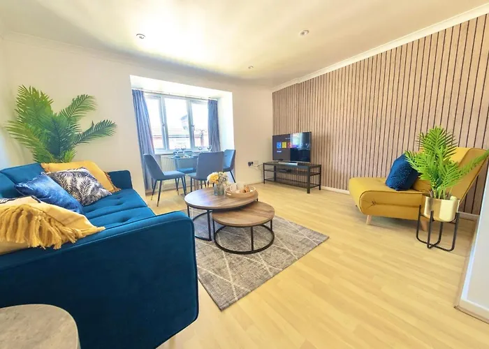 Modern 4-Level Townhouse For 8 Free Parking Bournemouth