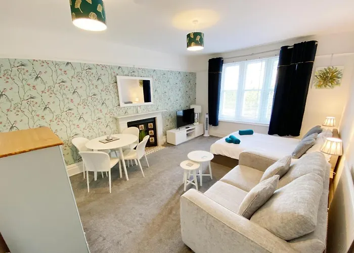April Lodge The Chine- A Spacious Studio Close To The Beach-Parking-Perfect For Couples- Professionals-Contractors
