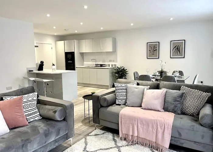 Luxury 3 Bed House W Parking & Garden! 1