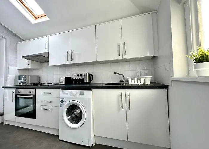 Massive 4 Bedroom Duplex Apartment - Sleeps Up To 10 People - Free Parking - 5 Minutes To The Best Beach! - Great Location - Fast Wifi - Smart Tv - Newly Decorated - Sleeps Up To 10! Close To Bournemouth & Poole Town Centre & Sandbanks
