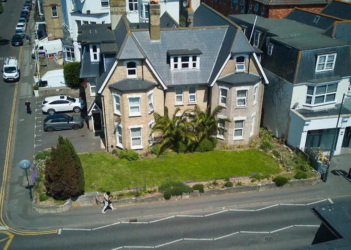 Spacious Flat In Bournemouth Sleeps 6 Near To Beach