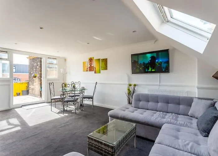 Roof Terrace Two Bedroom Apartment - Walk To Beach