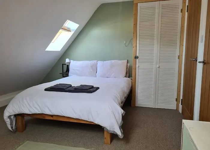 6 En-Suite Bedrooms; Garden; Driveway;Pet Friendly