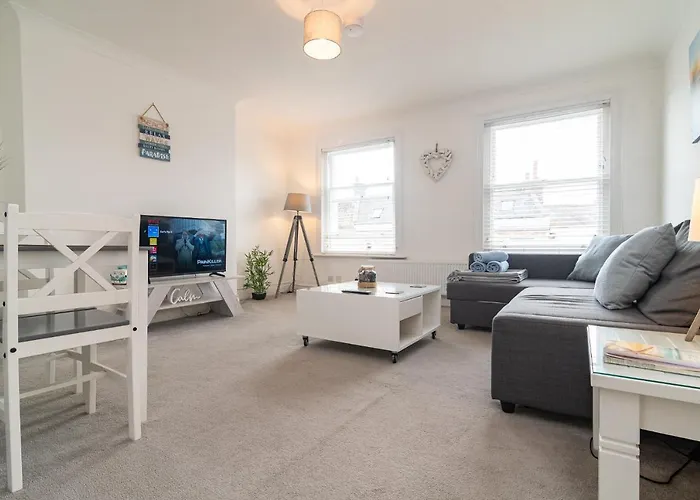Light And Airy 1 Bedroom Flat 700M From The Beach
