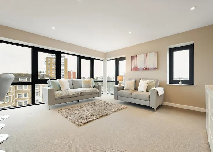 Westcliff Penthouse With Sea Views And Balcony