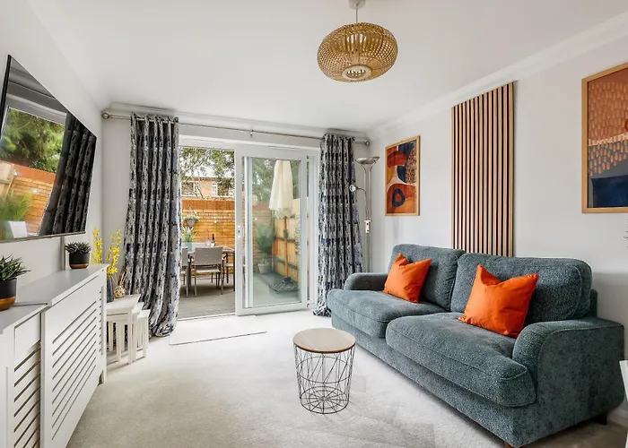 Modern, Comfy Town Centre Gem, Near Beach, Parking