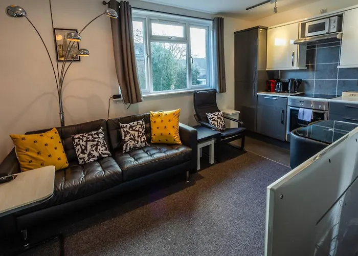 Newly Renovated Ideally Situated 2 Bedroom Flat