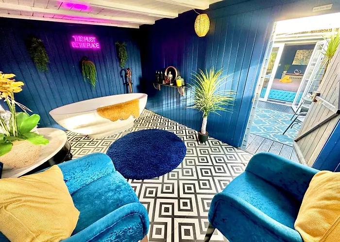 A Hidden Gem With Private Hot Tub And Garden - Netflix - Fast Wifi - Free Parking