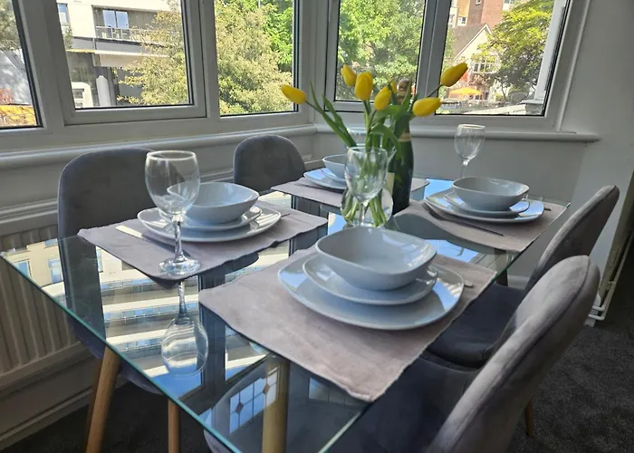Stylish 2 Bedroom Town Centre Flat Near Beach