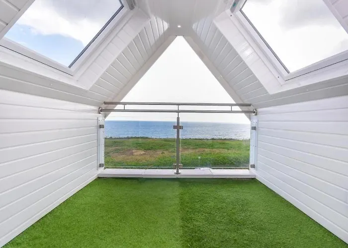 Bournecoast Clifftop Apartment - Sea Views-Fm6184