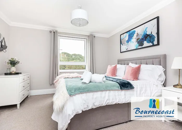 Bournecoast: Modern Flat-Balcony-Parking-Fm6326