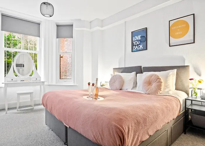 Family Retreat Stylish Central Bournemouth Apartment, Sleeps 6, 7 Minute Walk To Beach Parking Wifi Kitchen And Washer