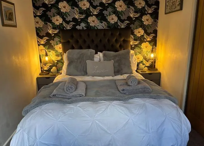 Secret Gem 1 Bed Garden Flat Private Luxury Hot Tub