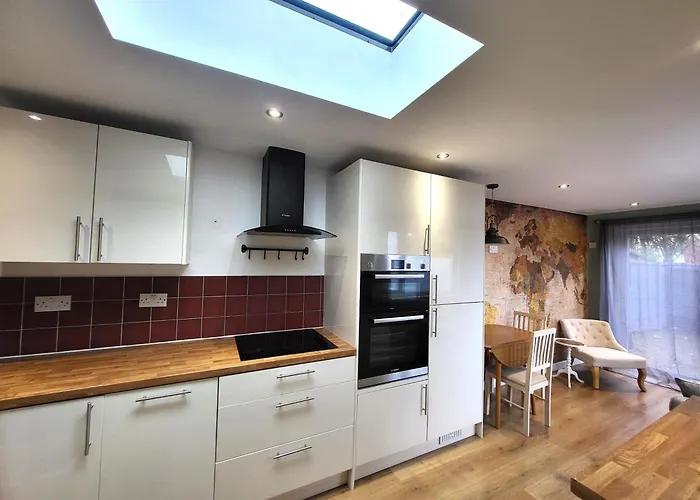 Modern One-Bed Flat With Garden