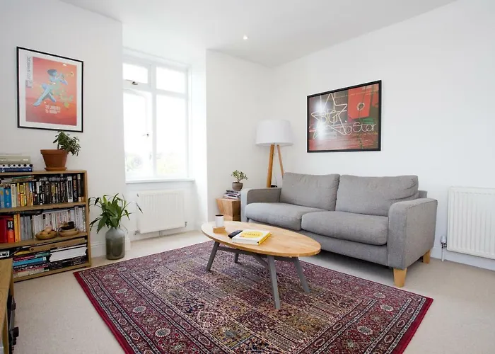 Bright 2 Bedroom Apt - Great Location - Free Parking