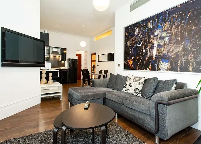 2 Bed Flat Near Town Centre