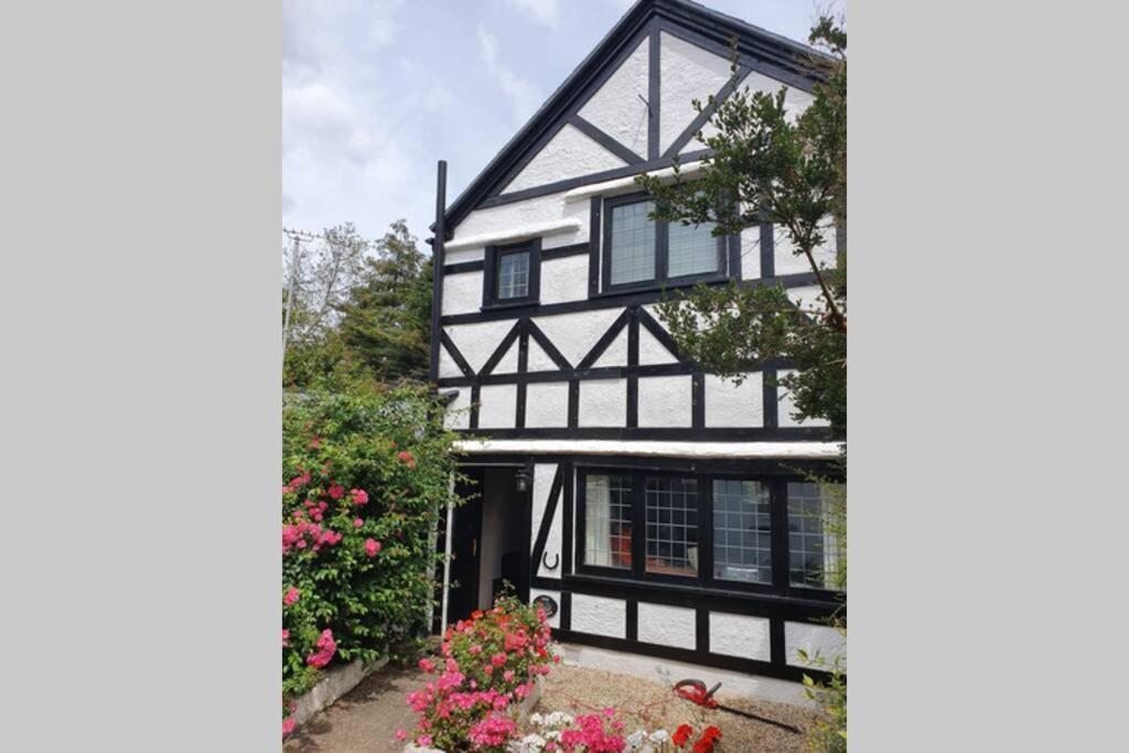 Secluded 10mins Walk To *