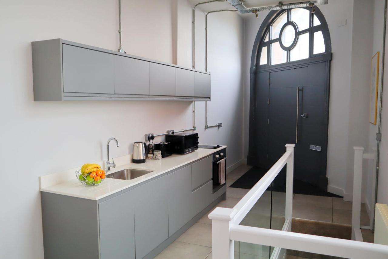 Urban Chic: Trendy 2-bedroom With Smart Amenities *