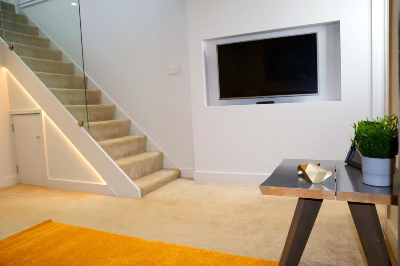 Urban Chic: Trendy 2-bedroom With Smart Amenities *