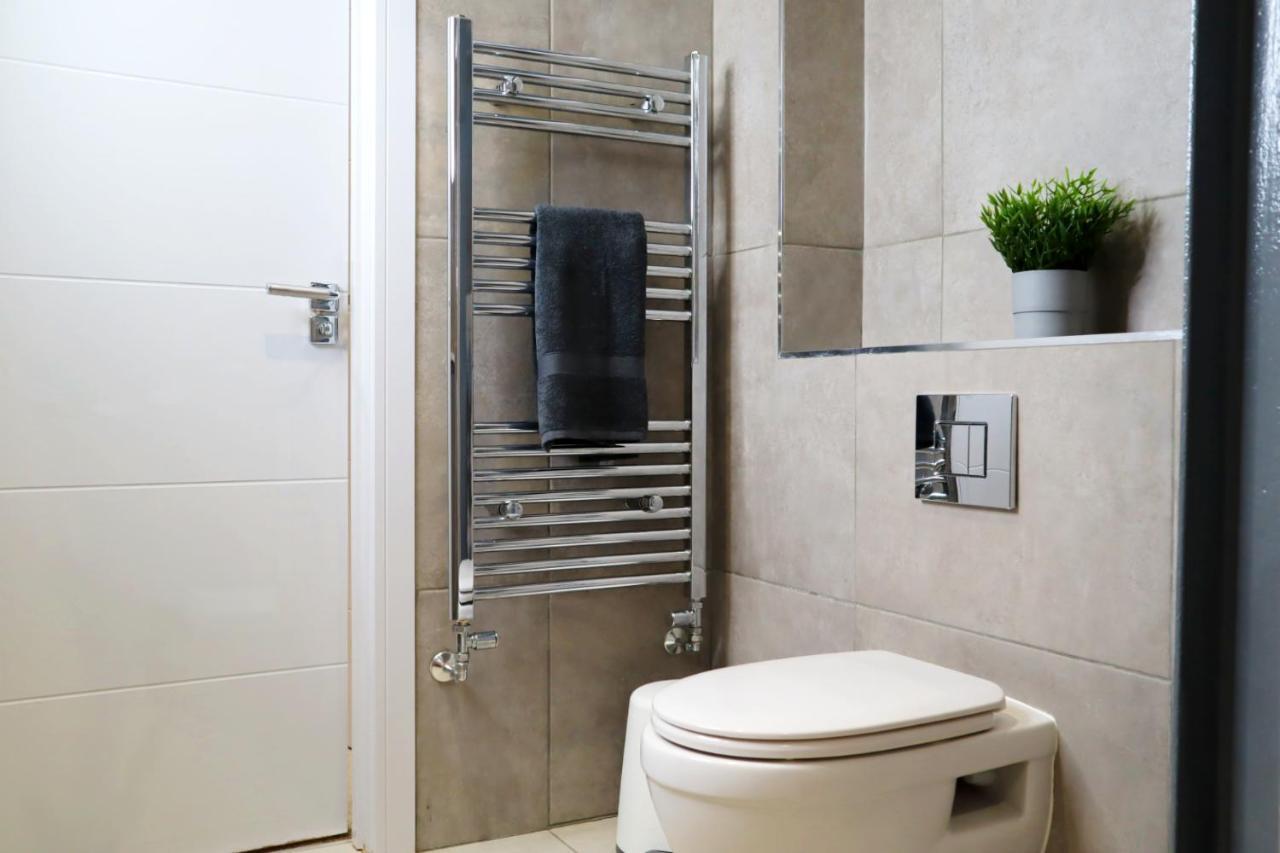 Urban Chic: Trendy 2-bedroom With Smart Amenities Bournemouth