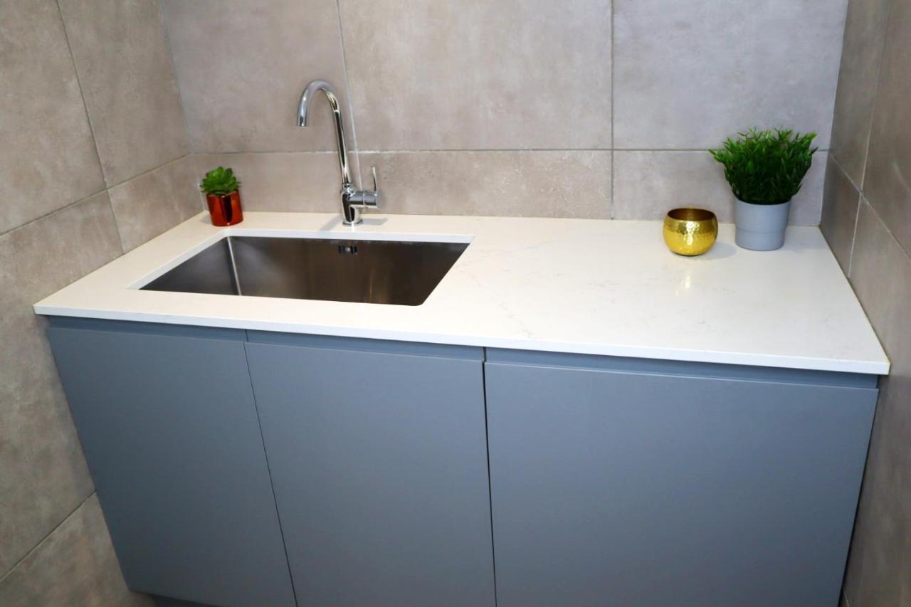 Urban Chic: Trendy 2-bedroom With Smart Amenities