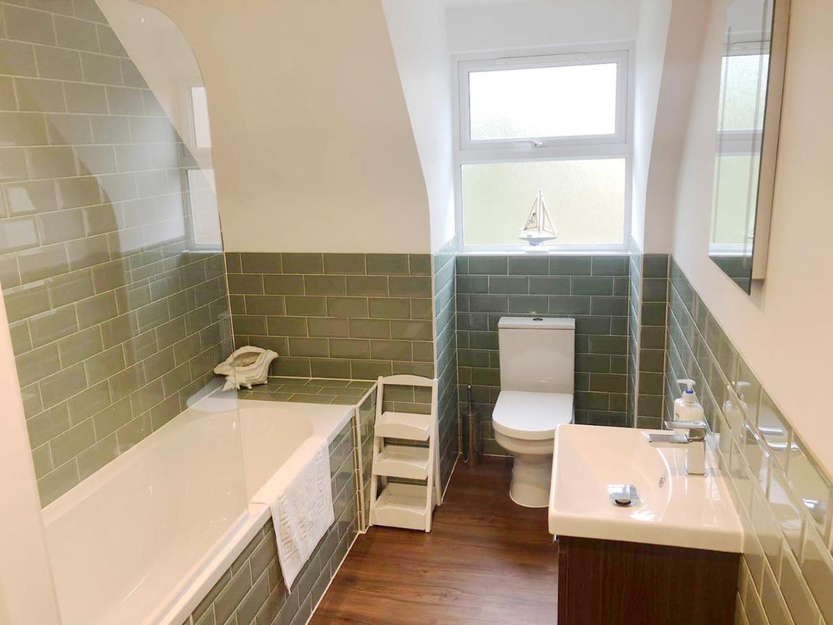 New Family Walking Distance To The Apartment *