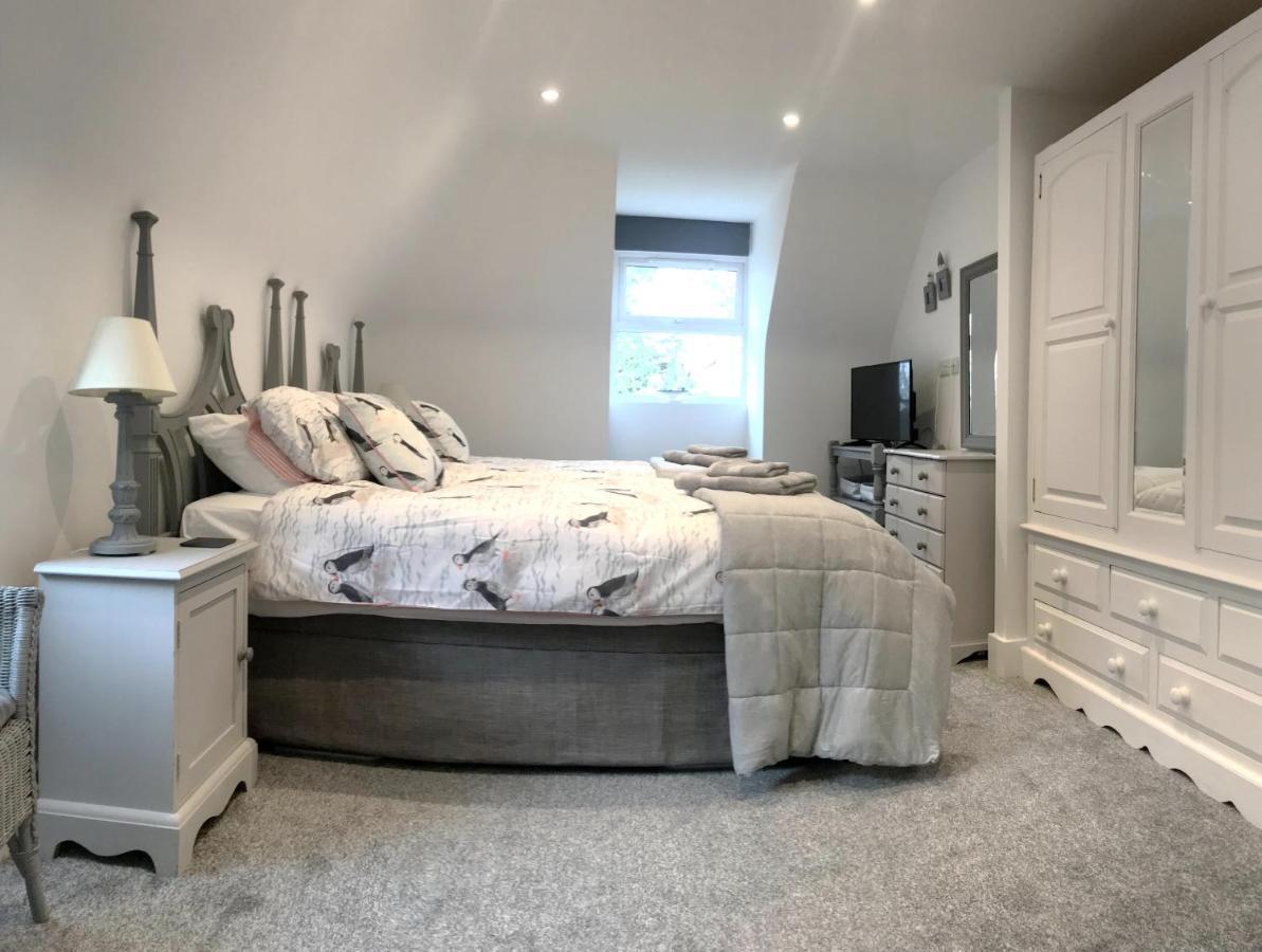 New Family Walking Distance To The Apartment