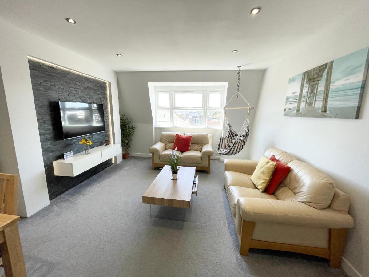 Coastline Retreats: Beachside Luxury With Jet Bath & Entertainment Bournemouth