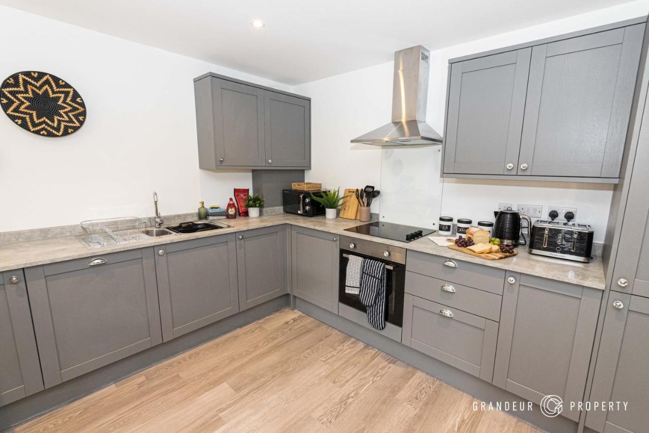 Bournecoast - Stylish Flat With Balcony - Sea Glimpses - 10 Min Walk To - Parking - Wifi - Fm8406 Bournemouth