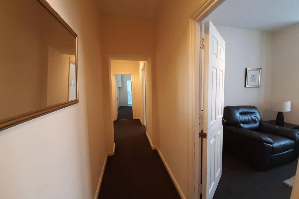 2 Bedroom Ground Floor Flat - Mins To Beach Apartment *
