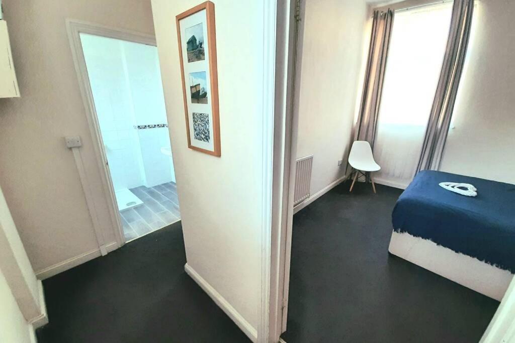 Apartment 2 Bedroom Ground Floor Flat - Mins To Beach *