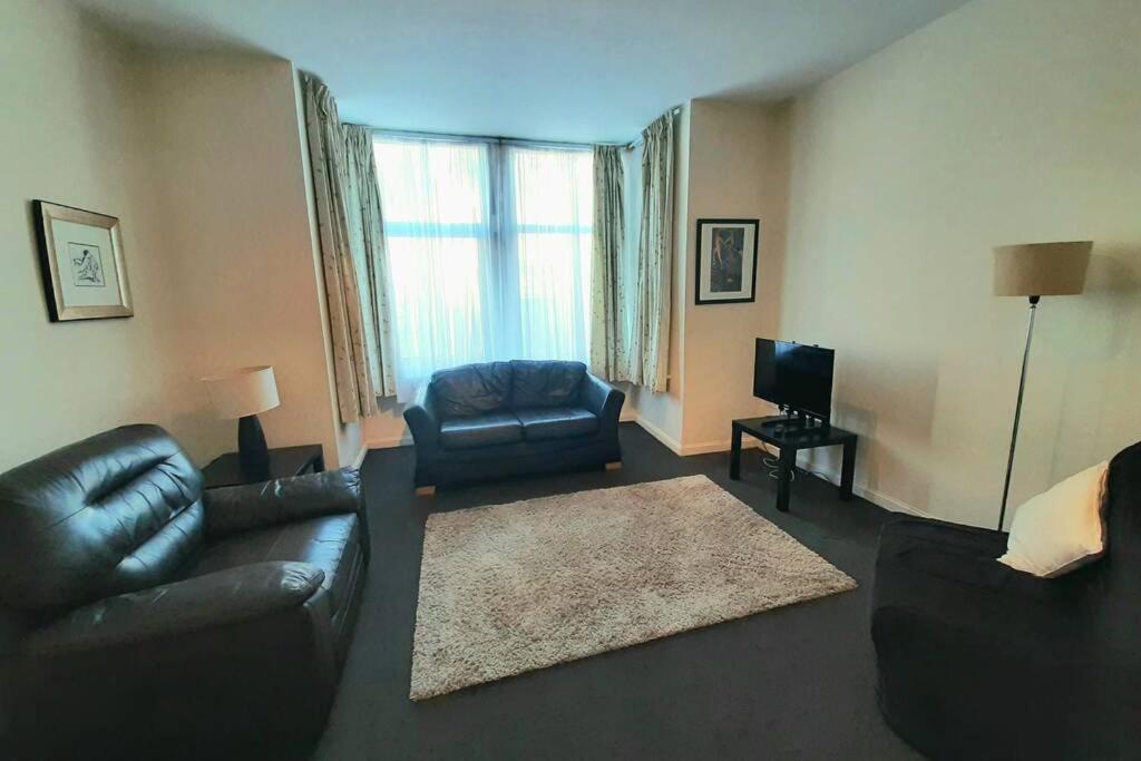 2 Bedroom Ground Floor Flat - Mins To Beach * Bournemouth