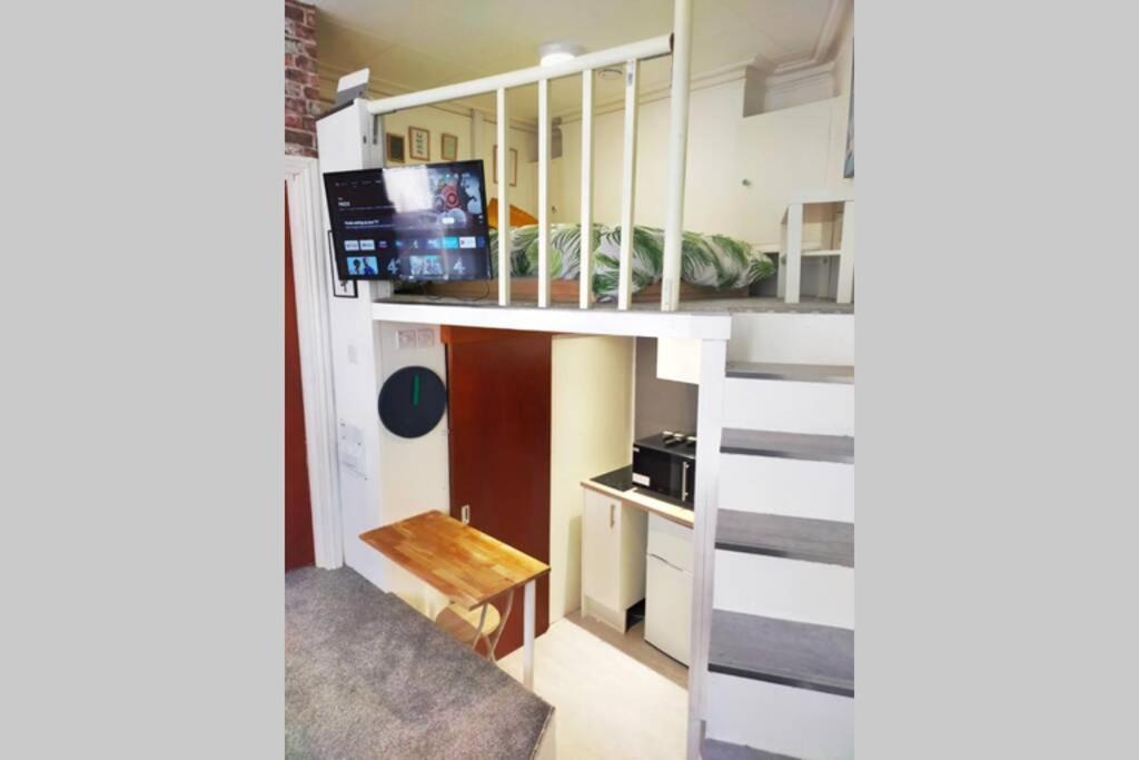 Cute & Cosy Loft-style Studio Close To Beach Apartment *