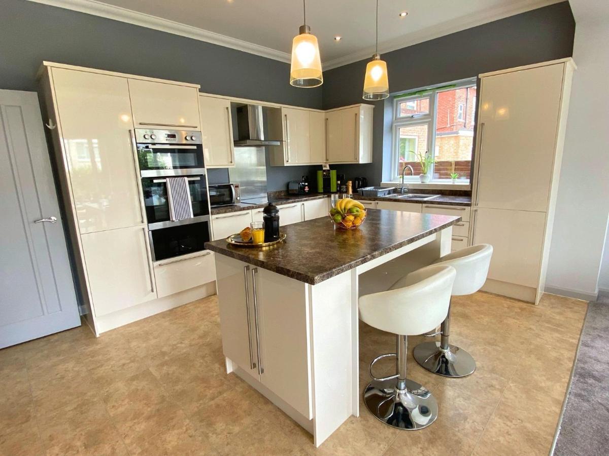 Holiday home Seaside Serenity: 4-bedroom House With Garden Bournemouth