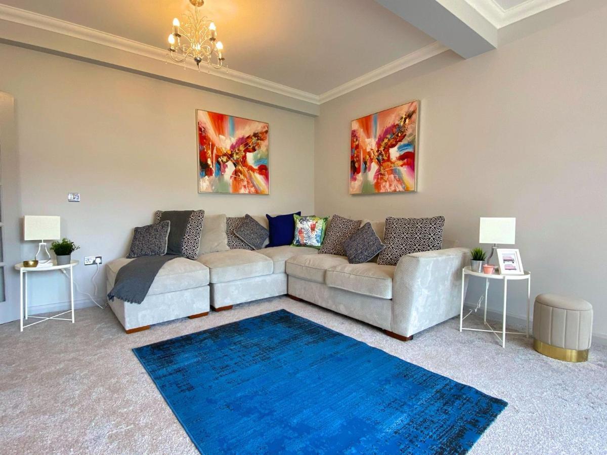 Seaside Serenity: 4-bedroom House With Garden