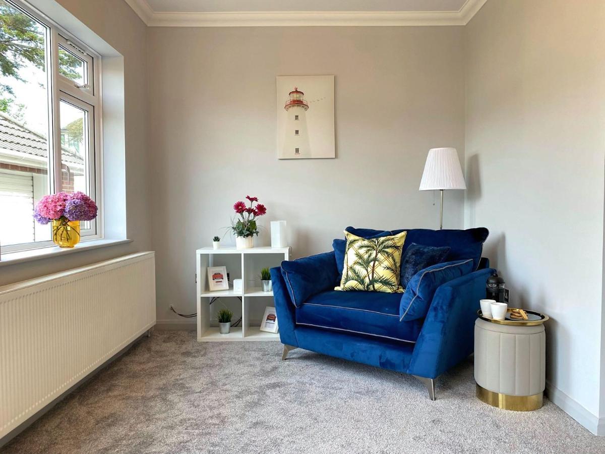 Seaside Serenity: 4-bedroom House With Garden Holiday home Bournemouth