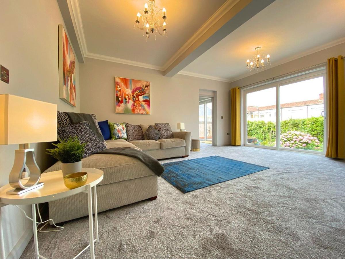 Seaside Serenity: 4-bedroom House With Garden Holiday home *