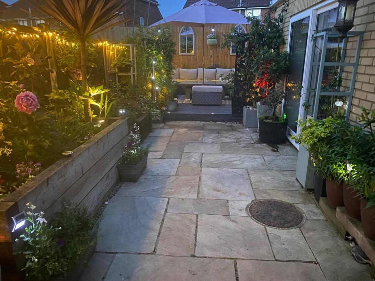 Secret Gem 1 Bed Garden Flat Private Luxury Hot Tub *