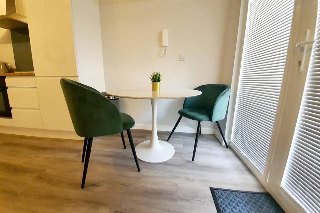 Apartment Modern 1 Bedroom Apartment, Close To The With Parking *
