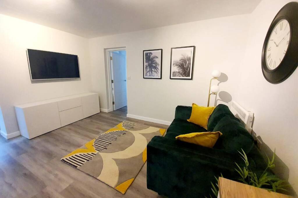 Apartment Modern 1 Bedroom Apartment, Close To The With Parking