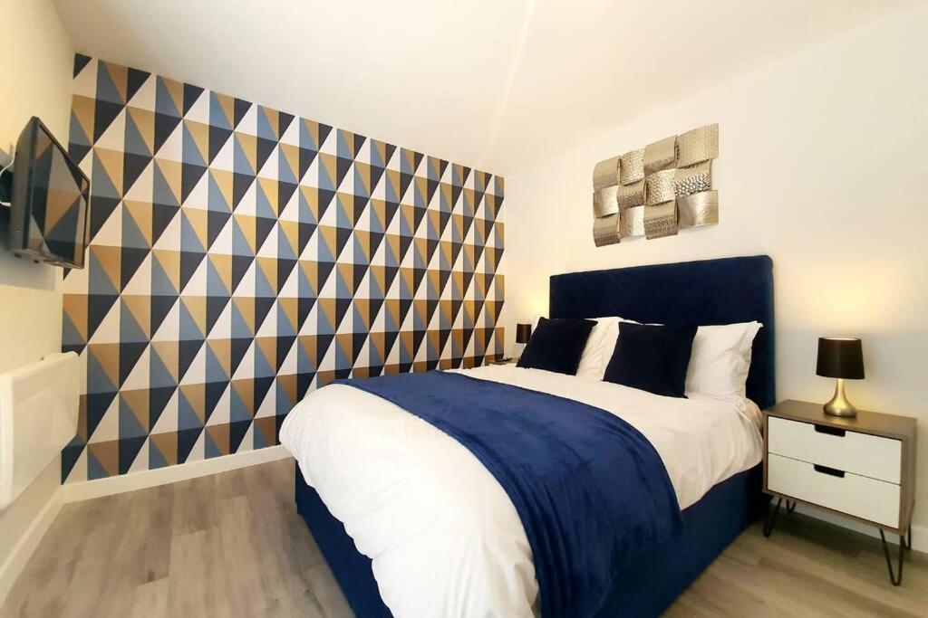 Modern 1 Bedroom Apartment, Close To The With Parking *