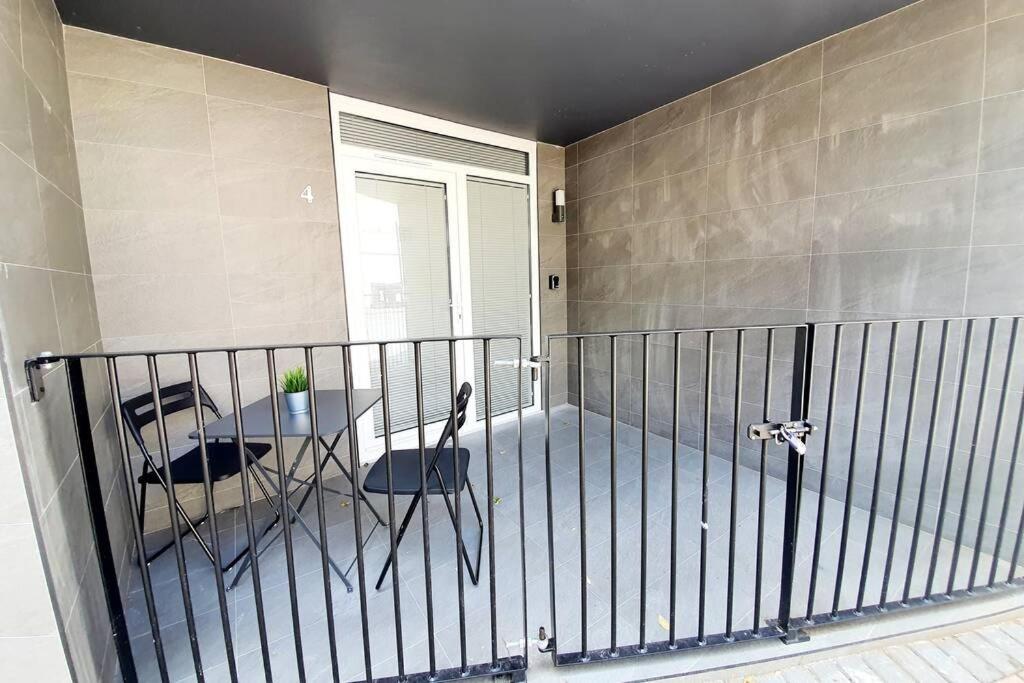 Apartment Modern 1 Bedroom Apartment, Close To The With Parking