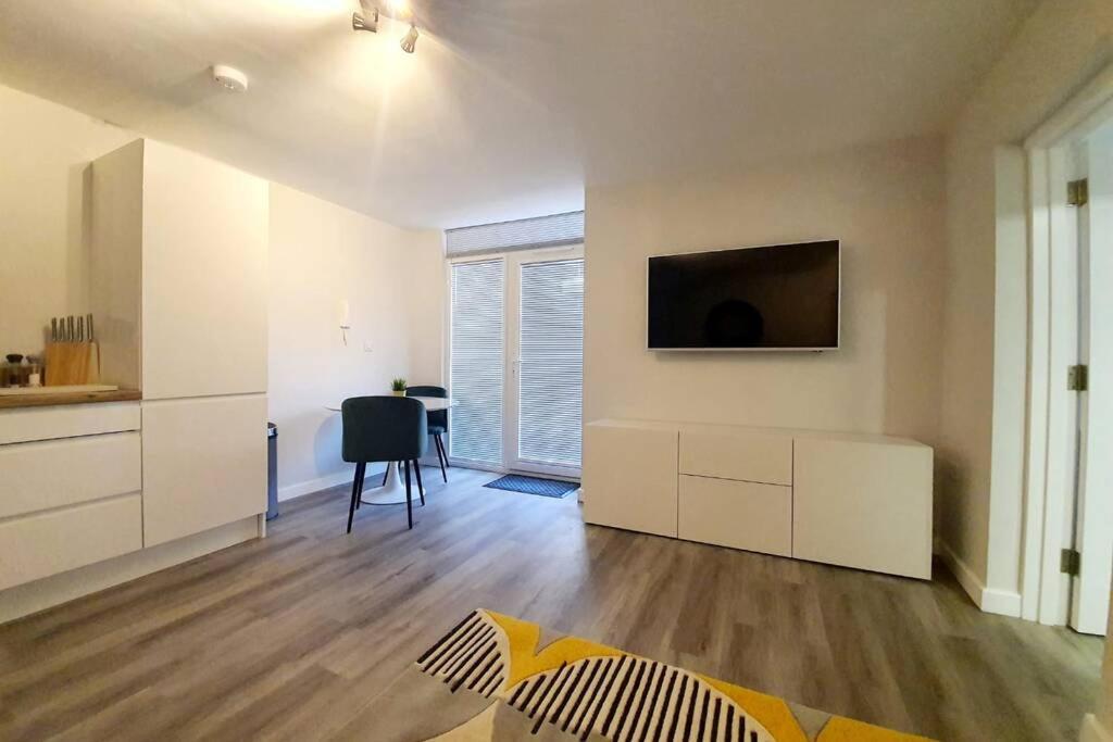 Modern 1 Bedroom Apartment, Close To The With Parking Bournemouth